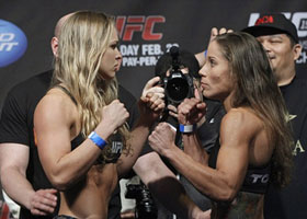 美国女子完胜终极格斗赛精彩瞬间(1)